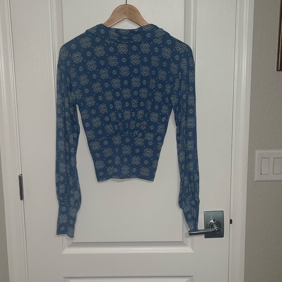 Free People SYDNEY Chambray Combo Bishop Sleeve Top Blue Deep V Neck Stretch XS - Picture 8 of 8